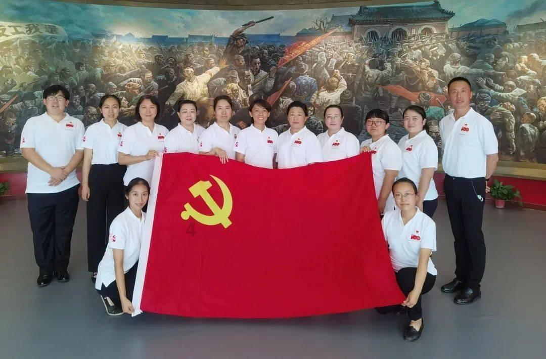 沙滩游玩的女孩们